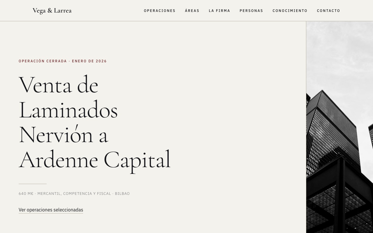 Portada de la web de muestra de Vega & Larrea: ficha de una operación cerrada junto a una fachada en blanco y negro