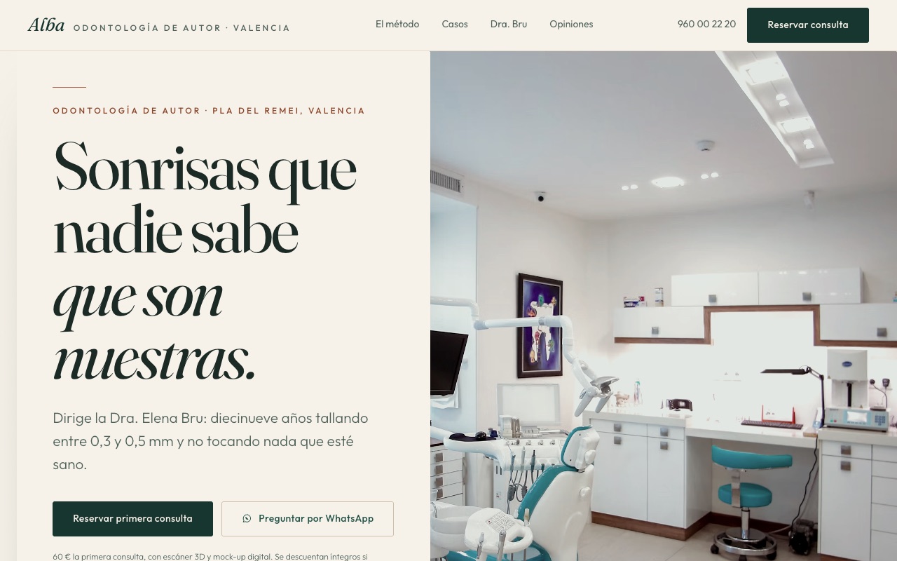 Portada de la web de muestra de Clínica Alba: gabinete con luz de tarde y panel con precio de la primera consulta